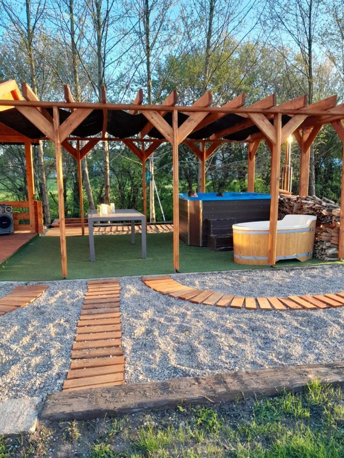 Pensjonat Agroturystyczny Pod Modrzewiem Bed & Breakfast Florczaki ภายนอก รูปภาพ
